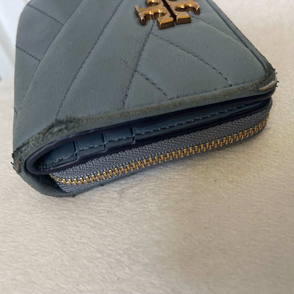 Tory Burch Quilted Compact Wallet - Picture 5 of 9